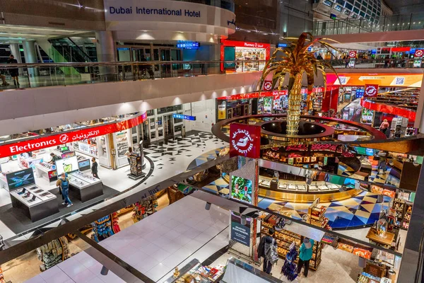 DUBAI, BAE - 26.03.2023: Dubai Uluslararası Havaalanı 'nın dahili çekimi. Yüksek kalite fotoğraf