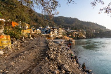 Rishikesh, Uttarakhand - 27.03.2023: Hindistan 'da yoga şehri, Gange Nehri Ganga Rama Jhoola Jula manzarası. Dünyanın Yoga Başkenti. Yüksek kalite fotoğraf