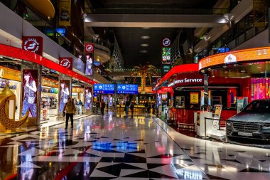 DUBAI, BAE - 26.03.2023: Dubai Uluslararası Havaalanı 'nın dahili çekimi. Yüksek kalite fotoğraf