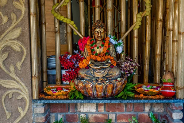 Бронзовая Статуя Будды Сидящая Медитации Цветочными Украшениями Праздничной Церемонии Высокое — стоковое фото
