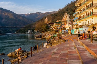 Rishikesh, Uttarakhand - 27.03.2023: Hindistan 'da yoga şehri, Gange Nehri Ganga Rama Jhoola Jula manzarası. Dünyanın Yoga Başkenti. Yüksek kalite fotoğraf