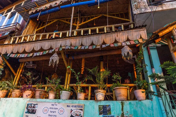 RISHIKESH, INDIA - 27.03.2023: Rishikesh şehir merkezinde geleneksel binalar, çatıların tapınak formları, boyalı duvarlar. Kaliteli fotoğraf