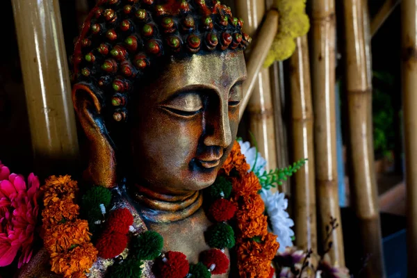祭りの儀式のための花の装飾と瞑想に座っている青銅の仏像の閉鎖 高品質の写真 — ストック写真
