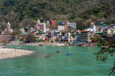 Rishikesh, Uttarakhand, Hindistan - 28.03.2023: Ganj Nehri üzerinde rafting. Nehirde yüzen bir kaç şişme rafting teknesi. Rishikesh ünlü bir yoga şehridir. Yüksek kalite fotoğraf