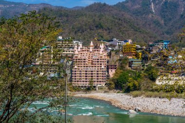 Rishikesh 'teki güzel Ganga Nehri Ashrames ve tapınaklarla çevrili. Tamamen temiz nehir suyu. Yüksek kalite fotoğraf
