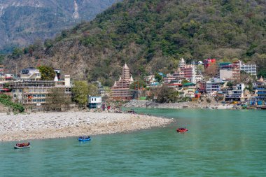 Rishikesh, Uttarakhand, Hindistan - 28.03.2023: Ganj Nehri üzerinde rafting. Nehirde yüzen bir kaç şişme rafting teknesi. Rishikesh ünlü bir yoga şehridir. Yüksek kalite fotoğraf