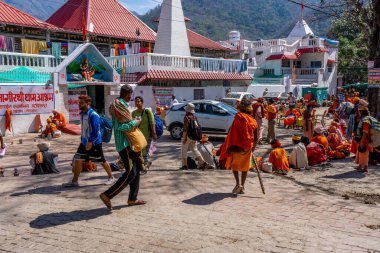 Rishikesh, Hindistan - 29.03.2023: Uttarakhand, Rishikesh 'teki bir tapınağın yakınındaki Hindu hacılar. - Evet. Yüksek kalite fotoğraf