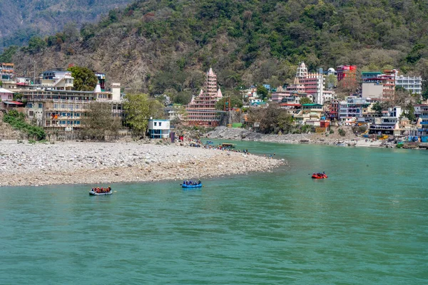 Rishikesh, Uttarakhand, Hindistan - 28.03.2023: Ganj Nehri üzerinde rafting. Nehirde yüzen bir kaç şişme rafting teknesi. Rishikesh ünlü bir yoga şehridir. Yüksek kalite fotoğraf