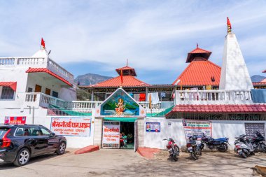 Rishikesh, Uttarakhand, Hindistan - 28.03.2023: Hindu tapınağı, kutsal yoga şehri Rishikesh, dış mimari Hindu tapınağı, nehir çeteleri. Kaliteli fotoğraf