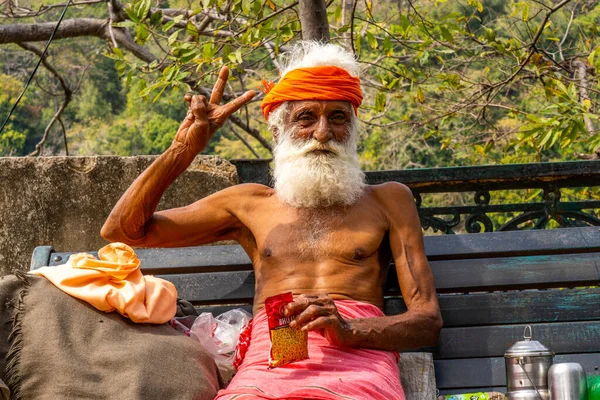 Rishikesh Uttarakhand India 2023 Divertente Ritratto Pellegrino Barbuto Abiti Arancioni — Foto Stock