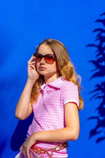 Modelo Atractivo Barbie Chica Estilo Con Gafas Sol Camiseta Rosa — Foto de Stock