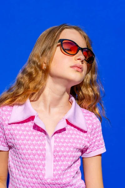 Aantrekkelijk Model Barbie Stijl Meisje Met Een Zonnebril Roze Shirt — Stockfoto