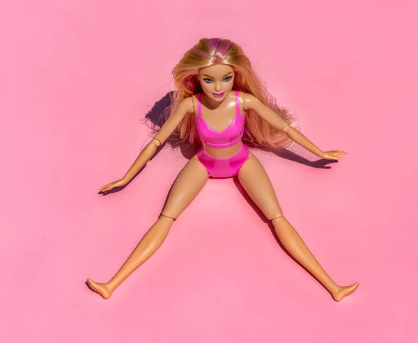 Nice Frankrijk Juli 2023 Blond Pop Met Een Roze Badpak Rechtenvrije Stockafbeeldingen