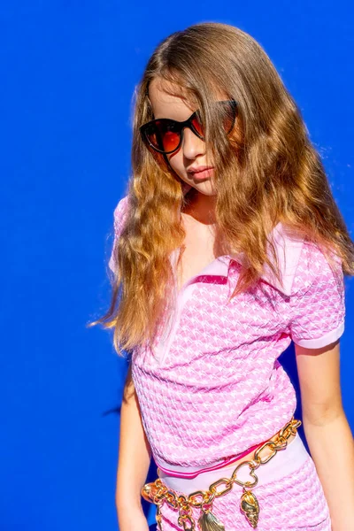 Ελκυστικό Μοντέλο Κούκλα Κορίτσι Στυλ Φορώντας Γυαλιά Ηλίου Ροζ Μπλουζάκι — Φωτογραφία Αρχείου