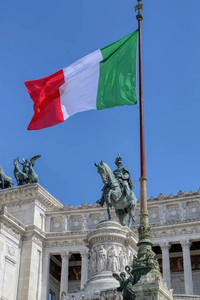 Vittoriano veya Altare della Patria 'da arkasında İtalyan bayrağı sallanan Vittorio Emanuele II' nin binicilik heykeli. Roma İtalya. Yüksek kalite fotoğraf