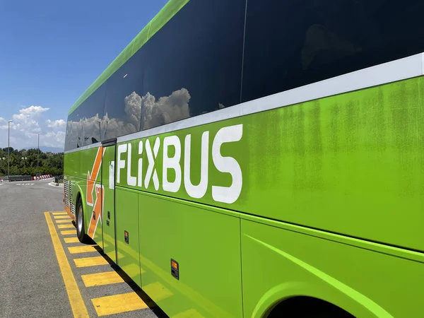 Flixbus, Avrupa genelinde düşük maliyetli ulaşım hizmetleri sunan Alman bir şehir dışı otobüs şirketi. İtalya. Yüksek kalite fotoğraf