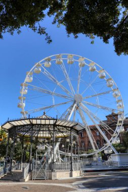 Noel süsleri. Piazza Garibaldi 'de dönme dolap Taranto, Puglia, İtalya şehir merkezinde. Yüksek kalite fotoğraf