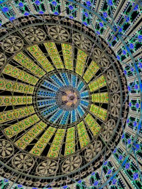 Noel süsleri. Tatil ışıklarıyla dolu tahta bir Noel ağacının içinde. Işık kasırgası. Yüksek kalite fotoğraf