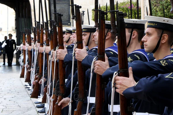 Kleinere Offiziere Der Italienischen Marine Stellten Sich Mit Musketen Auf — Stockfoto