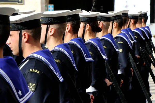 意大利海军的士官学生从后面排成一排 意大利Puglia的Taranto 高质量的照片 — 图库照片