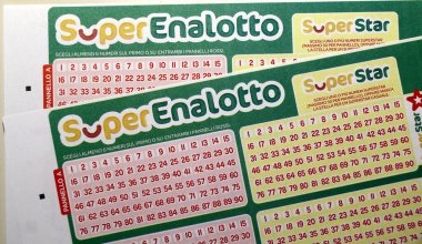 SuperEnalotto kuponları, SISAL tarafından yönetilen totalistler ve ödüllerle oynanan İtalyan rakamsal kumarı. Yüksek kalite fotoğraf