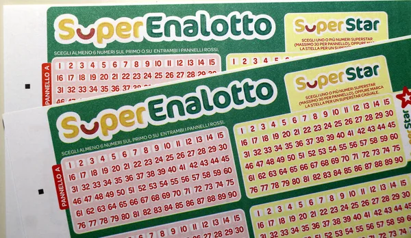 SuperEnalotto kuponları, SISAL tarafından yönetilen totalistler ve ödüllerle oynanan İtalyan rakamsal kumarı. Yüksek kalite fotoğraf
