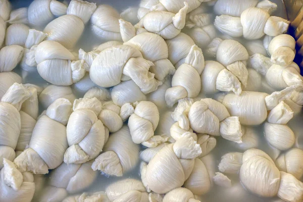 Bir tepsi düğüm, Güney İtalya, Puglia 'dan bir çeşit mozarella. Yüksek kalite fotoğraf