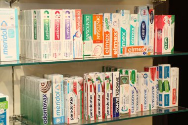 Ağız temizliği ürünleri, diş fırçaları, diş macunları, İtalyan eczanelerinde satılık gargara. Yüksek kalite fotoğraf