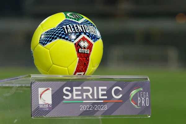 İtalyan Serie C Lega Pro 'nun resmi, sarı kış versiyonu. İtalyan futbolu. İtalya. Yüksek kalite fotoğraf