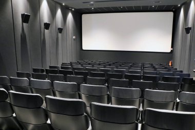 Çok katlı bir sinemanın boş salonu. İnsan yok. Yüksek kalite fotoğraf