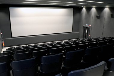 Çok katlı bir sinemanın boş salonu. İnsan yok. Yüksek kalite fotoğraf