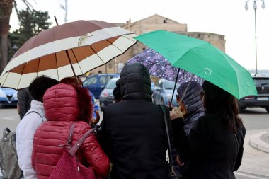 Bir kış günü yağmurda açık şemsiyeli bir grup kadın. Yüksek kalite fotoğraf