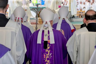 Piskoposlar ayini kutlamak için kilise mihrabına gidiyor. Yüksek kalite fotoğraf