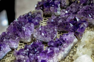 Çeşitli mor taşların farklı boyutlarda yakın plan çekimleri