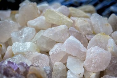 Farklı boyutlarda birkaç beyaz taş.