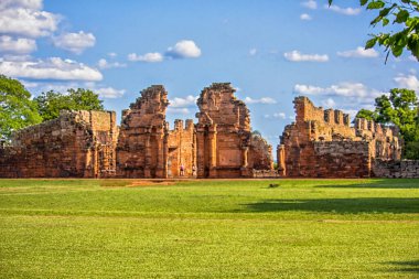 Güneşli bir günde, San Ignacio harabeleri, Misiones, Arjantin