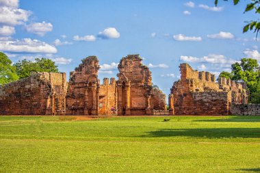 Güneşli bir günde San Ignacio harabelerinin panoramik manzarası, Misiones, Arjantin