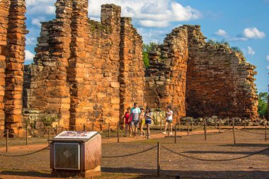 San Ignacio, Misiones, Arjantin harabelerini ziyaret eden turistler