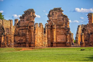 San Ignacio harabeleri güneşli bir günde, Misiones, Arjantin