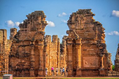Güneşli bir günde San Ignacio harabelerinin manzarası, Misiones, Arjantin