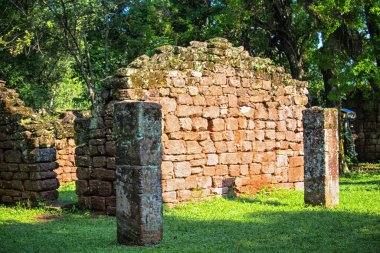 San Ignacio, Misiones, Arjantin harabelerinde duvarlar ve sütunlar