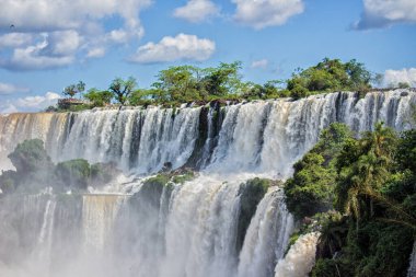 Güneşli bir günde Iguazu Şelalesi 'nde şelaleler, Misiones, Arjantin