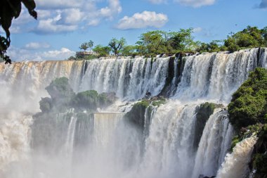 Güneşli bir günde Iguazu Şelalesi 'nde şelaleler, Misiones, Arjantin