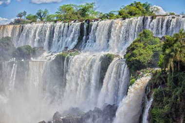 Güneşli bir günde Iguazu Şelalesi 'nde şelaleler, Misiones, Arjantin