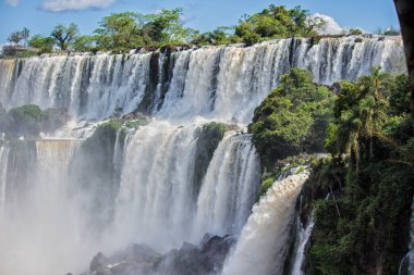 Güneşli bir günde Iguazu Şelalesi 'nde şelaleler, Misiones, Arjantin