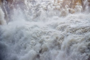 Iguazu Şelalesi, Misiones, Arjantin 'deki su kuvvetlerine yakın çekim