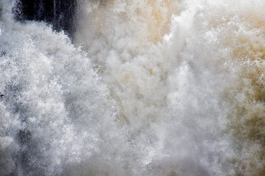 Iguazu Şelalesi, Misiones, Arjantin 'deki su kuvvetlerine yakın çekim