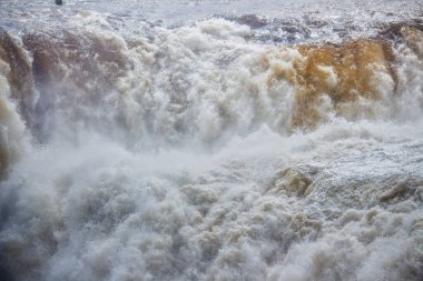 Iguazu Şelalesi, Misiones, Arjantin 'deki su kuvvetlerine yakın çekim