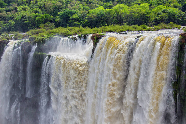 край водопада на водопаде Игуасу, Мисьонес, Аргентина