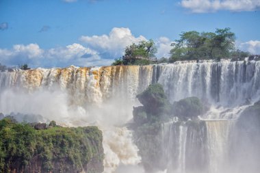 Güneşli bir günde Iguazu Şelalesinin panoramik manzarası, Misiones, Arjantin